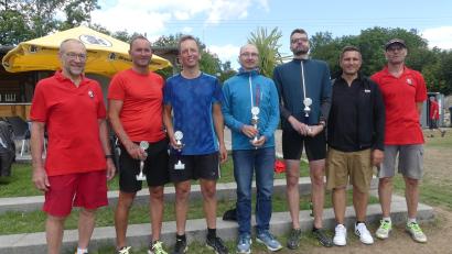 Bild: rn
Bürgermeister Marcus Gradl gratuliert den Stadtmeistern im Triathlon (von links) Alfred Ritter, Max Reiß, Christian Kraus und Sebastian Stock. Mit im Bild Reinhold Danzer (rechts) und Karl Lorenz (links) für die Veranstalter. .