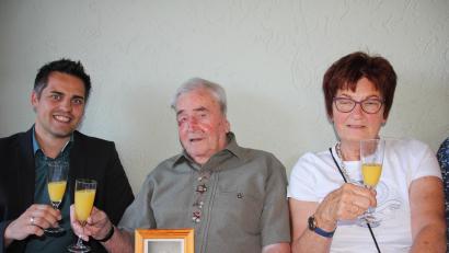 Bild: frd
Wie allen seinen Gratulanten zeigte Wilhelm Sarnes an seinem 100. Geburtstag stolz das Foto, als er mit 19 Jahren in die Wehrmacht eingerückt ist, auch Bürgermeister Rudolf Teplitzky (links) und einer seiner Nichten.
