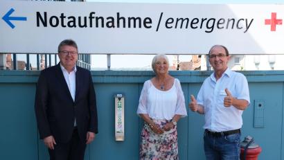 Bild: Klinikum/Donhauser/exb
Der erste Sammelbehälter wurde im Bereich der Notaufnahme des Klinikums aufgestellt. Von links: Hubert Graf, Kaufmännischer Direktor des Klinikums, Karin Meixner-Nentwig, Gründerin des Vereins „Amberger Kippenjäger; Reinhard Birner, Personalratsvorsitzender des Klinikums.
