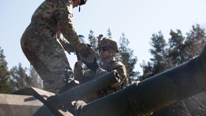 Archivbild: Spc. Elizabeth MacPherson
Am Truppenübungsplatz in Grafenwöhr beginnt wieder eine militärische Übung. Hier werden wohl auch wieder Soldaten, wie hier noch im März die des 1st Armored Brigade Combat Team, 3rd Infantry Division, für eine Schießübung Granaten in einen Kampfpanzer laden.