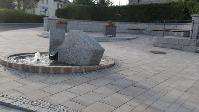 Bild: br
Der kommunale Trinkbrunnen sollte im unmittelbaren Bereich des bestehenden Dorfbrunnens (brauner Schachtdeckel) errichtet werden. Der Standort sei unpassend, hieß es in der Gemeinderatssitzung und letztendlich wurde das Vorhaben mehrheitlich abgelehnt.