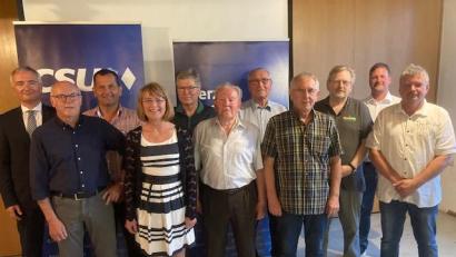 Bild: döh
Langjährige Mitglieder des CSU-Ortsverbandes wurden geehrt.
Kreisvorsitzender Harald Schwartz (links) und Ortsvorsitzender Christian Lautenschlager (Zweiter von rechts) gratulierten.