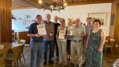 Bild: bey
Pleysteins Zweite Bürgermeisterin Andrea Lang (Fünfte von links), Maria Pressl-Hermann von Tourismusbüro, Altbürgermeister Johann Walbrunn (von rechts) und Hotelchef Winfried Hartwig (Dritter von links) danken den treuen Urlaubern Klaas van der Meulen, Lutz Baldern und dem Ehepaar Ursula und Richard Ricker (vorne, von links) für ihre Treue.