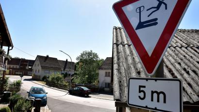 Bild: Stephan Huber
"Achtung: Rasende Hubwagenfahrer!" In Eschenfelden waren Witzbolde am Werk - und haben ein Vorfahrt-achten-Schild "umgestaltet". Mit ihrer Aktion spielen sie auf einen Unfall im Mai an.