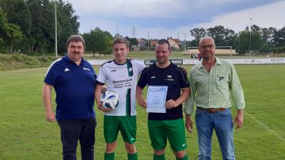 Bild: hme
Albert Kellner überreicht Niklas Hummer, Markus Grünbauer und Richard Zeiler (von links) die Urkunde