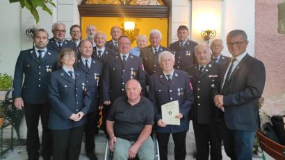 Bild: Hans Steinsdorfer/exb
Zahlreiche Ehrungen wurden in der Jahreshauptversammlung vorgenommen. Das Silberne Ehrenkreuz des Bayerischen Landesfeuerwehrverbands verlieh Kreisbrandmeister Richard Fleck dem Vorsitzenden Hans Steinsdörfer (Vierter von rechts).