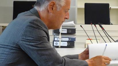 Bild: hou
Als er seinen Bericht erstattete, machte sich im Gerichtssaal Entsetzen breit. Der Gerichtsmediziner Professor Peter Betz aus Erlangen schilderte, wie dem knapp vier Wochen alten Baby der Brustkorb zusammengedrückt und nahezu alle Rippen gebrochen wurden.