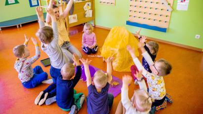 Symbolbild: Jens Büttner/dpa
Der Stadtrat Waldsassen hat in seiner jüngsten Sitzung die Anpassung der Betreuungsgebühren im Kinderhaus Tausendfüßler beschlossen.
