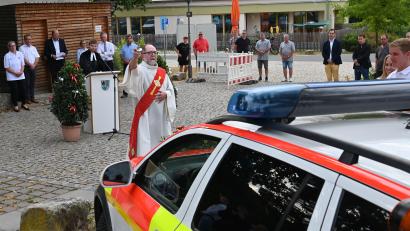 Bild: gf
"Gott segne dieses Fahrzeug und alle ehrenamtlichen Helfer, die damit unterwegs sind", baten Peter Bublitz und Daniel Götzfried.