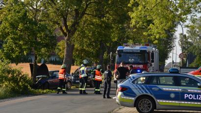 Bild: dob
Beim Abbiegen blockierten angeblich die Reifen des älteren BMW und der Fahrer landete frontal an einem Baum. Er und sein Beifahrer zogen sich dabei mittelschwere Verletzungen zu.