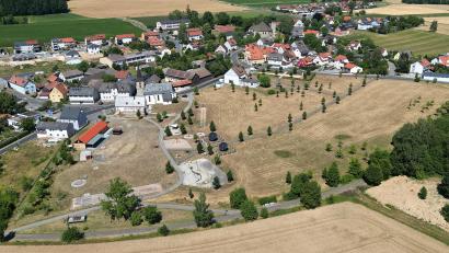 Bild: nza
Wo früher eine große Fabrik stand, ist nun eine Grünfläche zur Erholung für die Bevölkerung entstanden. Die große Hitze und die Dürre machen auch den Pflanzen im Bürgerpark sichtlich zu schaffen.