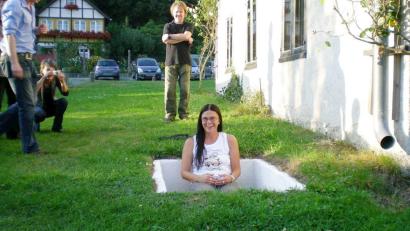Archivbild: Josef Weber
2009 hatte die gebürtige Regensburgerin Elisabeth Merk gut lachen in einer Kuhle namens "Froschperspektive" an der Alten Schießstätte in Neustadt. Die heutige Münchner Stadtbaurätin war zu Gast beim Neustädter Kulturverein Hausfluss.