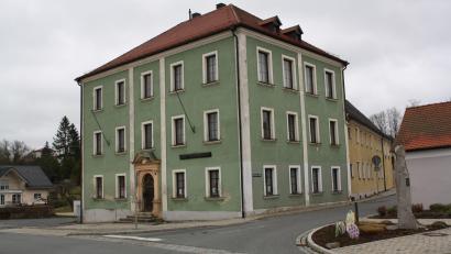 Bild: bjp
Die zwölf Fenster der Museums-Südfassade (rechts) bringen zwei Stadtratsmitglieder auf eine Idee: In der Vorweihnachtszeit könnte hier ein illuminierter "Adventskalender" dargeboten werden.