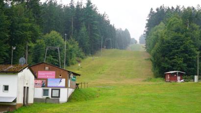 Bild: fvo
Die Hüttenfreunde Bernrieth treffen sich zum Feiern in ihrer Hütte am Fahrenberg – immer mit Blick auf den Skilift.