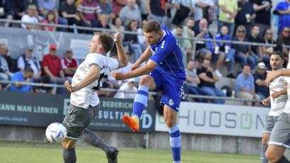 Archivbild: Hubert Ziegler
Marco Seifert (blaues Trikot) von der DJK Gebenbach hat seinen Platz in der Geschichte dieser Bayernliga-Saison schon sicher: Sein Führungstreffer im Derby gegen die SpVgg SV Weiden war das erste Tor in der neuen Spielzeit.