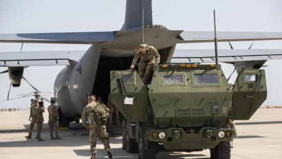 Bild: Sgt. Benjamin McDonald
US-Soldaten laden einen Mehrfachraketenwerfer (High Mobility Artillery Rocket System, Himars) aus einem Transportflugzeug. Den Ort teilte die US-Armee nicht mit.