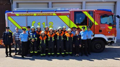 Bild: egl
Freuen sich über die bestandene Leistungsprüfung (von links): Stellvertretender Kommandant Bernhard Graml, Ursensollens Zweiter Bürgermeister Norbert Mitlmeier, Ausbilder Dietmar Miche, Kassier Simon Streher, Markus Fuchs, Hendrik Kahle, Stefanie Michel, Simon Huber, Lukas Sperber, Robert Graml, Franz Brunner, Thomas Schneider, Saskia Landgraf, Schiedsrichter Jürgen Ehrnsberger, Ausbilderin Elisabeth Streher sowie die Schiedsrichter Dominik Ernst und Helmut Braun.