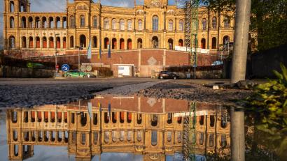 Symbolbild: Peter Kneffel/dpa
Beim traditionellen Sommerkrach im bayerischen Landtag lief eine Debatte aus dem Ruder und sorgte für Aufregung.