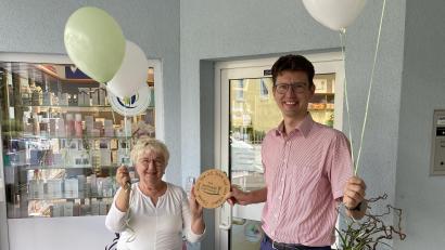 Bild: mfh
Helma Koch gründete vor 25 Jahren die Apotheke in der Fröschau. Heute stellt sich Falk S. Glamsch den aktuellen Herausforderungen, die an eine Vollapotheke gestellt werden.