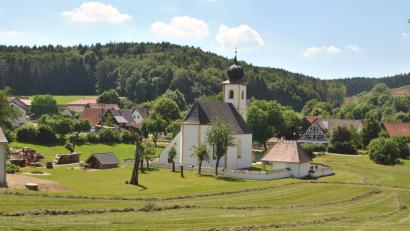 Bild: no
Die Filialkirche St. Magdalena mit Blick auf einen Teil der Ortschaft Götzendorf.
