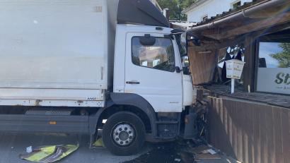Bild: Polizeiinspektion Amberg
Am Haidweiher ist dieser Mercedes-Lkw in den Anbau einer Gaststätte gekracht.