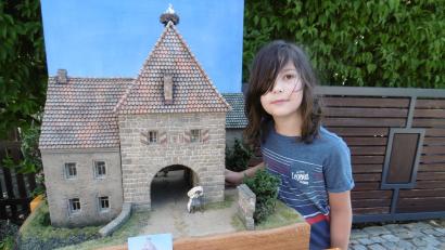 Bild: mma
Martin Limbeck ist stolz auf das schöne Modell des Amberger Tores, das sein Vater Christian gebaut hat.