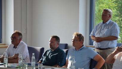 Bild: ak
Diplom-Ingenieur Stefan Wolf (stehend) und Wendelin Leiter (links) erläuterten das Kanalkataster.