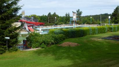 Bild: Siegfried Walter/exb
Der Förderkreis Freibad Altglashütte führt auf dem Gelände des Freizeitareals Erhaltungsmaßnahmen durch.