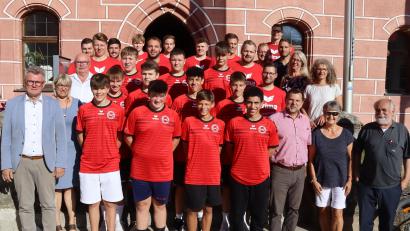 Bild: mfh
Der Handballclub Sulzbach mit Bürgermeister Michael Göth (vorne, links) vor dem Rathaus.
