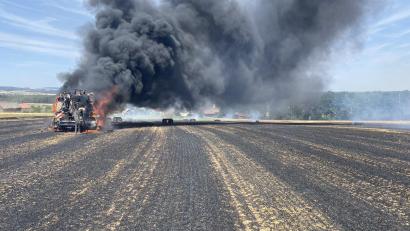 Bild: Feuerwehr Waldsassen/exb
Erst drei Tage alt war die landwirtschaftliche Maschine, die am Mittwoch in der Nähe von Pfaffenreuth in Flammen aufging. Der Qualm war schon von weitem zu sehen.