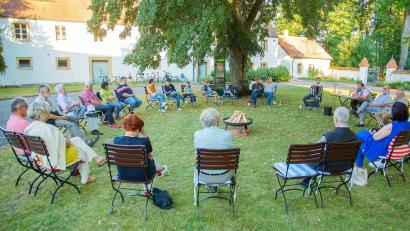 Archivbild: stg
Bürgermeister Hans Walter (Vierter von rechts) wird im Schlosshof Wolframshof wieder Lagerfeuergeschichten zum Ferienprogramm beisteuern.
