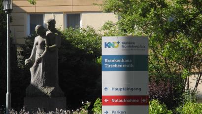 Bild: as
Das neue Logo ist an markanten Stellen wie hier im Eingangsbereich des Krankenhauses Tirschenreuth schon angebracht.