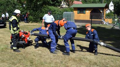 Bild: bnr
Der Aufbau einer Saugleitung gehört zum Grundwissen jedes Feuermitglieds. Als Schiedsrichter beobachtet Karl Striegl jeden Handgriff.