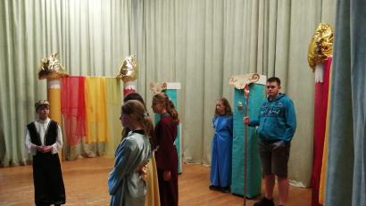 Bild: Gertrud Hankl/exb
Seit Wochen laufen in der Stadthalle Waldsassen an der Egerer Straße die Proben für das Musical "Esther".