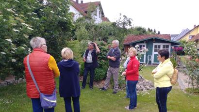 Bild: Werner Hahn/exb
Kräuterführerin Inge Kausler (Zweite von rechts) in ihrem Garten mit Mitgliedern der Kolpingsfamilie Waldsassen.