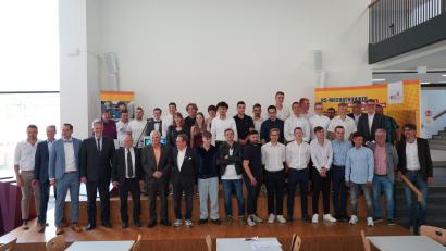 Bild: Stefan Staufer/exb
Das Berufliche Schulzentrum in Wiesau ist eine von vier Bildungsstätten in Deutschland, die Rollladen- und Sonnenschutzmechatroniker schult. Nach coronabedingter dreijähriger Pause fand erstmals wieder eine Freisprechungsfeier statt. Das Foto zeigt die Absolventen zusammen mit den Ehrengästen.