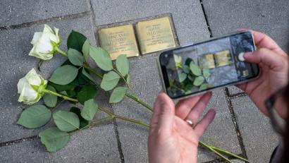 Symbolbild: Peter Kneffel/dpa
Rosen liegen neben den beiden von Künstler Gunter Demnig hergestellten und verlegten „Stolpersteinen“ auf einem Gehweg in Penzberg. Am 22. November soll auch die Stadt Weiden ihren ersten Stoplerstein bekommen.