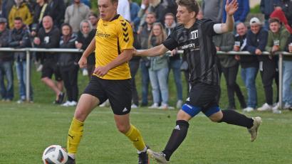 Bild: Gebert
Mit dem Schlagerspiel gegen Bezirksliga-Absteiger FC Tirschenreuth startet der TSV Konnersreuth am Freitag in die neue Kreisliga-Saison. In der vergangenen Saison verpassten die Konnersreuther als Vizemeister den Aufstieg. Das Bild zeigt eine Szene aus dem mit 3:5 nach Elfmeterschießen verlorenen Relegationsspiel gegen den SV Poppenreuth (rechts der Konnersreuther Jonas Baumgärtner).