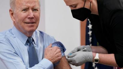 Bild: Patrick Semansky/AP/dpa
„Sehr milde Symptome““: Ende März erhielt Joe Biden vor laufenden Kameras eine zweite Auffrischungsimpfung gegen das Coronavirus.