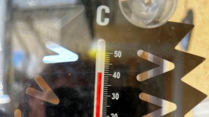Bild: ils
Auf 40 Grad stieg die Messsäule des ungenormten Thermometers an einem Fenster in Obersdorf bei Kirchendemenreuth am Mittwoch, 20. Juli 2022.