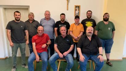 Bild: öt
Hans Müller (sitzend, von rechts) bleibt Vorsitzender der SRK Trevesen. Unterstützt wird er von Schriftführer Hans König und Schatzmeister Wolfgang Wegmann. Im Vorstand stehen ihm weiter Andreas Heining (stehend, von rechts), Stefan Schultes, Mario Heinl, Jürgen Meiller, Werner Schultes und Dominik Müller zur Seite. Gemeinderat Hans Wopperer (stehend, Zweiter von links) beglückwünschte zur Wahl.