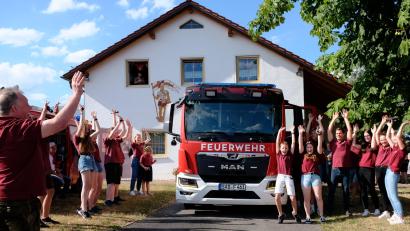 Bild: mab
Die Freude über das neue Fahrzeug der Feuerwehr Frotzersricht war groß, als es in Empfang genommen werden konnte.