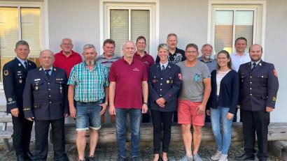 Bild: fz
Im dritten Anlauf findet die Feuerwehr Michldorf mit Harald Dirnberger (Sechster von links) einen neuen Vorsitzenden.