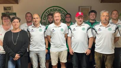 Bild: Robert Becher/exb
Mit einer bewährten Crew darf der wiedergewählte Vorsitzende Robert Becher (Zweiter von rechts) seine nun neunte Amtszeit angehen.