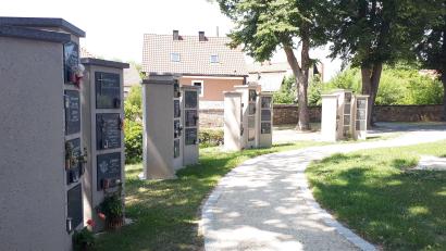 Bild: pz
Am Friedhof in Waldsassen sind bereits entlang eines neu angelegten Weges beim sogenannten "unteren Eingang" Stelen für Urnen aufgestellt worden. Jetzt sollen dort weitere platziert werden, beschloss der Stadtrat.