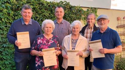 Bild: fz
Der Diözesanbischof ehrt verdiente Sängerinnen und Sänger des Kirchenchors. Pfarrer Thomas Stohldreier und Chorleiter Wolfgang Ziegler heben deren Engagement heraus. Vorne von links: Josef Ziegler, Karin Hochwart, Monika Steiner und Martin Gold.