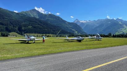 Bild: Segelflugclub Tirschenreuth/exb
Tankstopp in Zell am See mit dem Kitzsteinhorn im Hintergrund: Sechs Hobbypiloten machten sich in drei Tirschenreuther Flugzeugen auf dem Weg nach Nötsch im Gailtal.