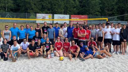 Bild: cro
Die "Skihasen Flossenbürg" (vorne, Mitte) gewinnen das Beachvolleyballturnier vor „TSV Fußball Erste“ (vorne rechts von den Skihasen) und „Nimm du i hobn sicher“ aus Waldthurn (vorne links von den Skihasen).