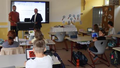 Bild: mrr Michael Rabenhofer
Schulverbandsvorsitzender Hans Ram (rechts) übergibt an die fünfte Klasse die neuen Laptops.