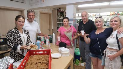 Bild: Kunz
Annalena Hastaedt (links) verteilt Currywürste und Burger an Ukraine-Flüchtlinge.